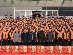 情系農(nóng)民工 蛇年送祝?！A兆控股為優(yōu)秀農(nóng)民工發(fā)放春節(jié)禮品